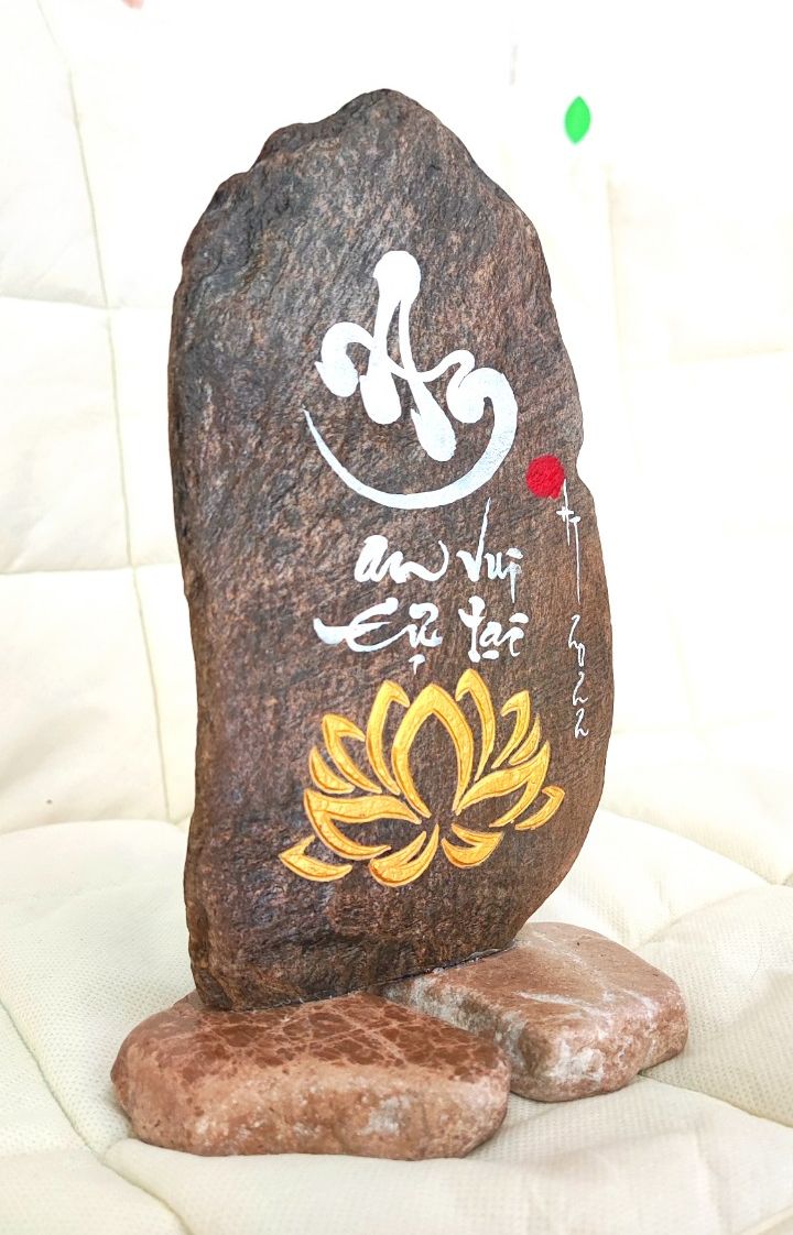 Thư pháp trên đá chữ An ( hoa sen khắc)