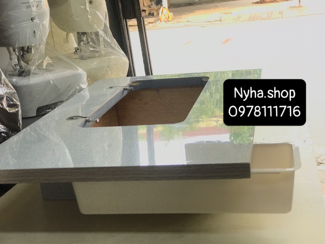 ĐẾ GỖ MÁY MAY CON BƯỚM CÓ ỐC BẢN LỀ (KHÔNG BAO GỒM ĐẦU MÁY)