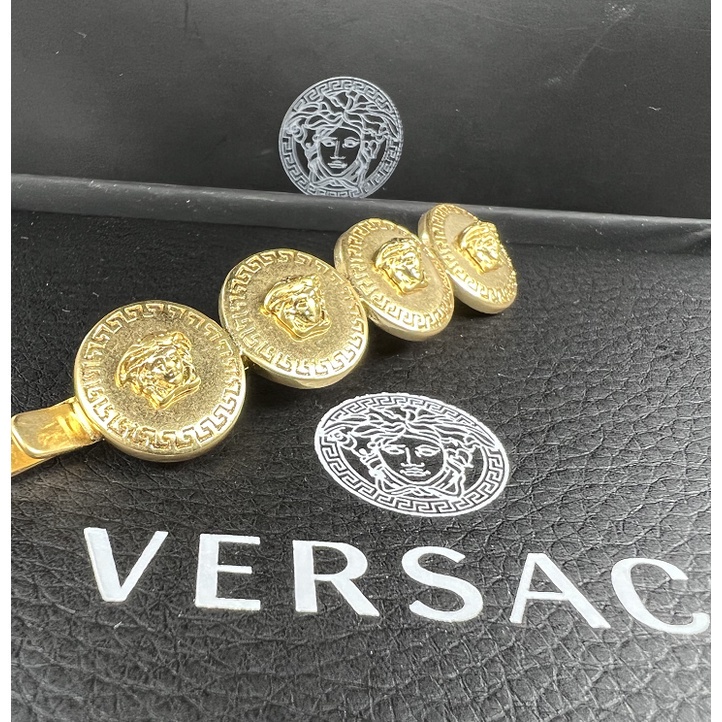 Kẹp tóc phong cách Versace cổ điển 2023