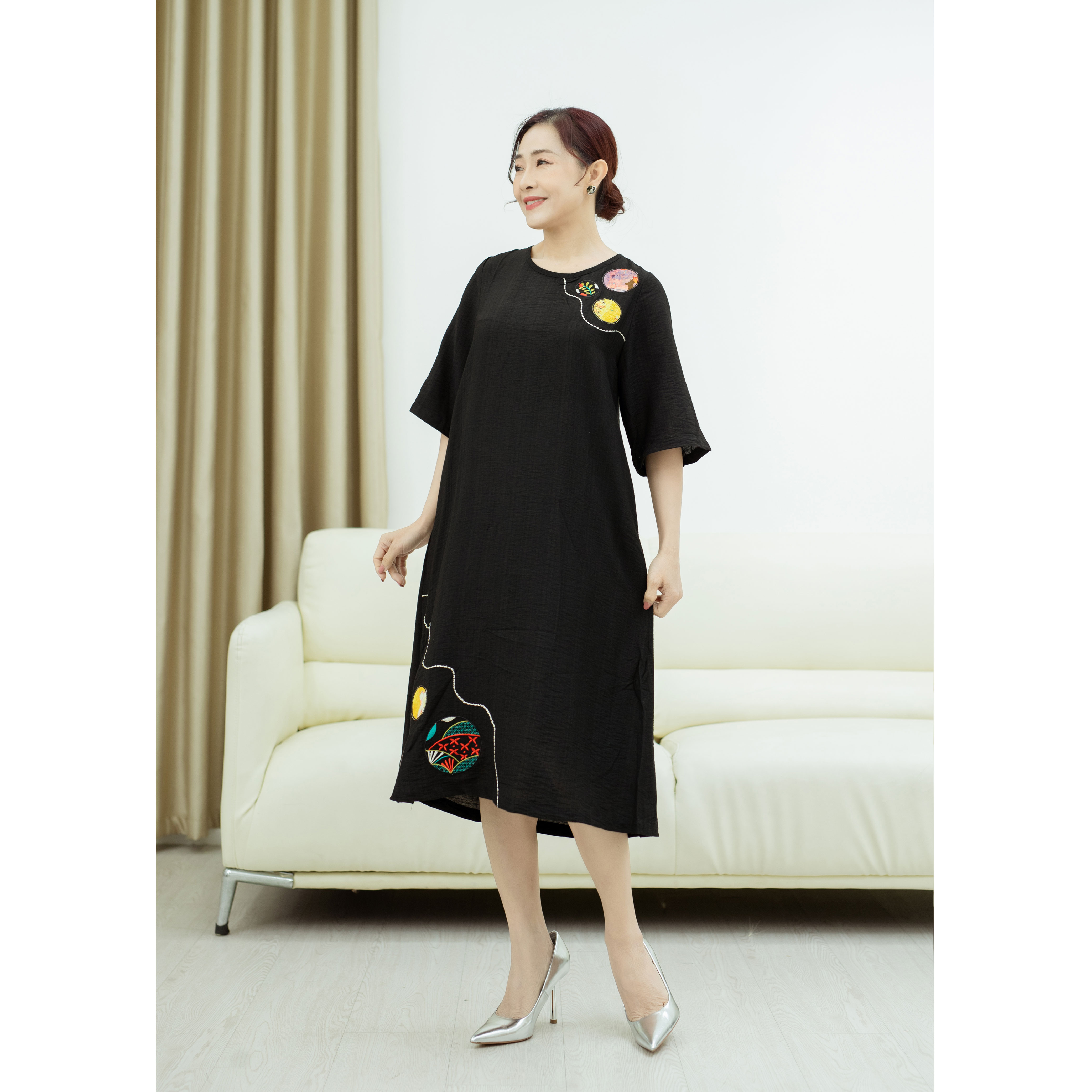 SWANLAKE | Đầm Phom A Thêu Đắp Vải Lụa Hàn - D10450LW01
