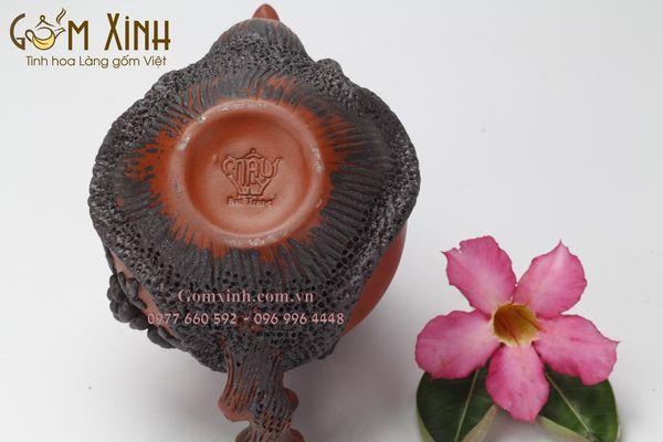 Bộ trà gốm Bát Tràng đất đỏ hoa văn đắp nổi kèm khay lá