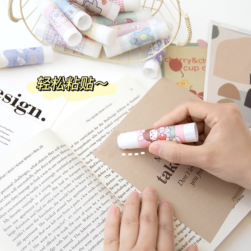 Sinh viên làm bằng tay keo rắn độ nhớt cao văn phòng keo dính