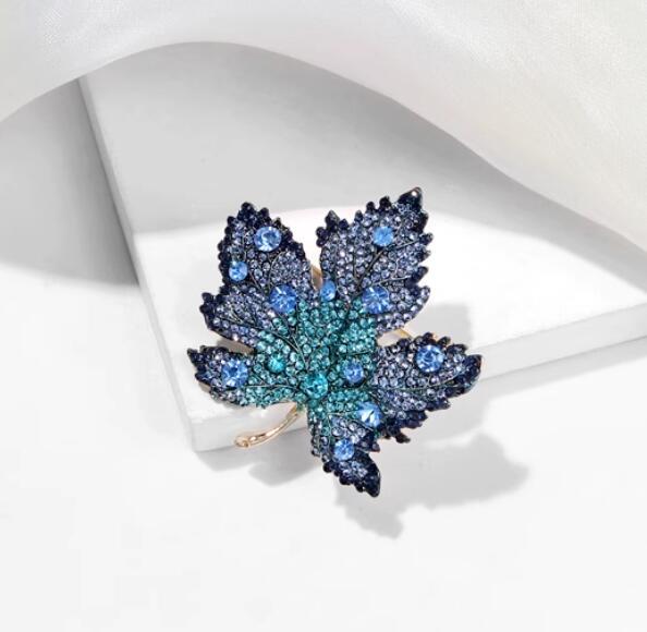 Red Maple Corsage Brooch High-end Women's Delicate Pin High-end Luxury Temperament Suit High-end Welcome Accessories