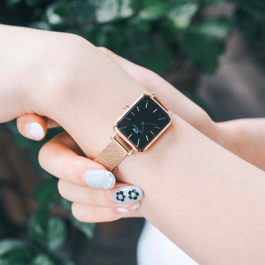 Đồng hồ DW nữ mặt vuông đen, dây bạc