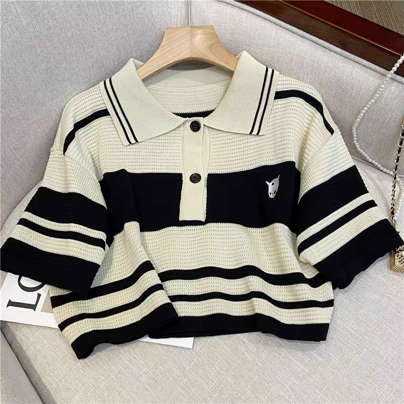 Áo len croptop kẻ ngang cổ bẻ logo form rộng