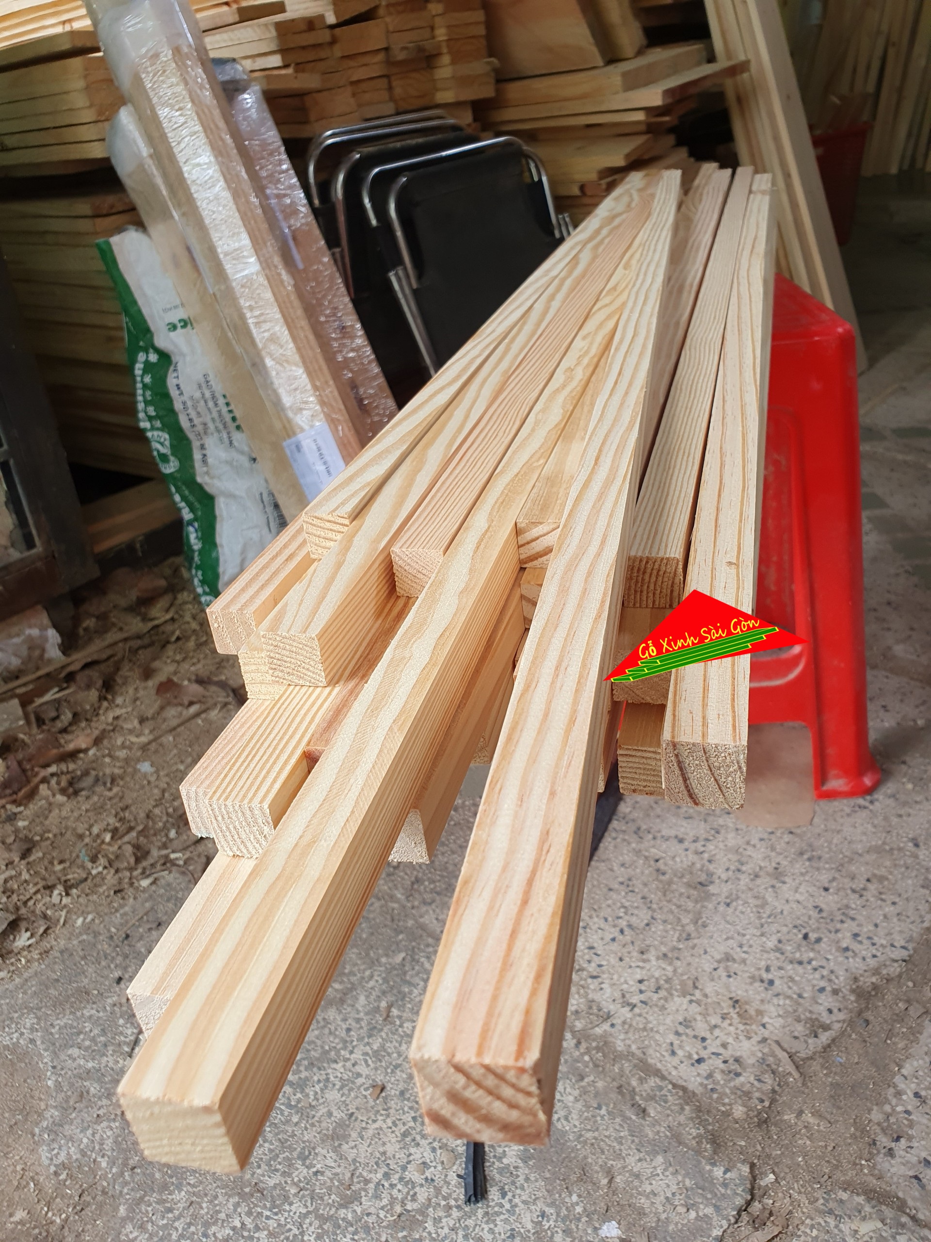 Thanh gỗ thông vuông 2cm ,dài 1m2 đã bào láng 4 mặt thích hợp dùng làm nẹp chỉ, đóng chuồng...