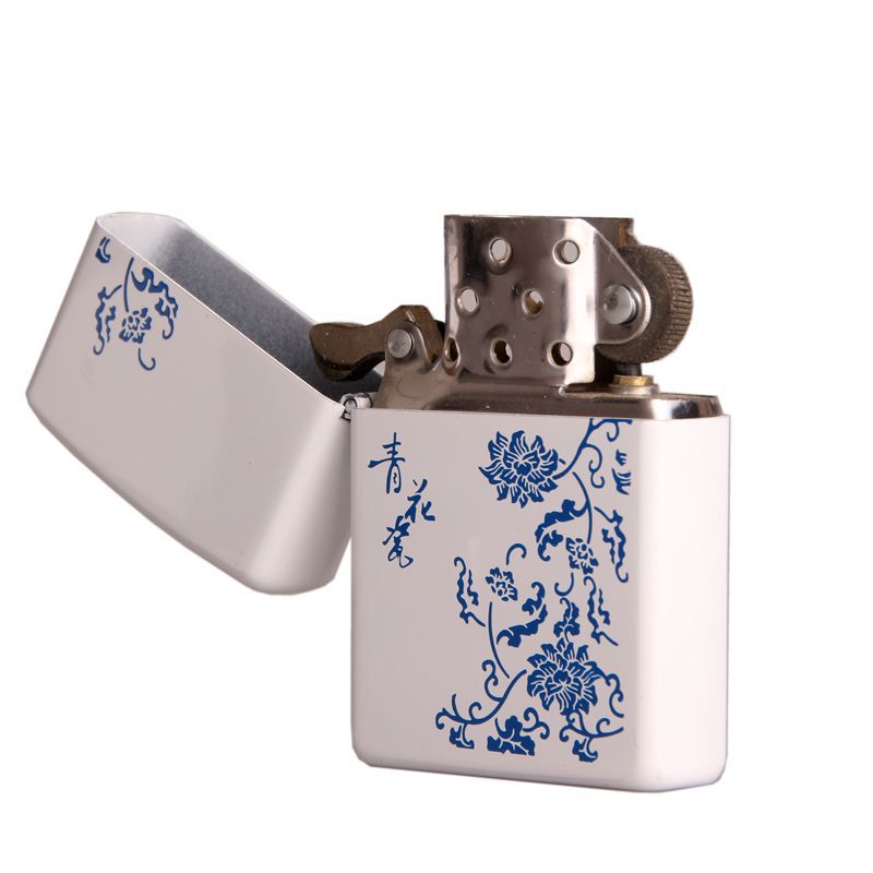 Bật Lửa Zippo Trắng Hoa Văn Xanh Đời La Mã ( Tặng Kèm Đá Bấc )