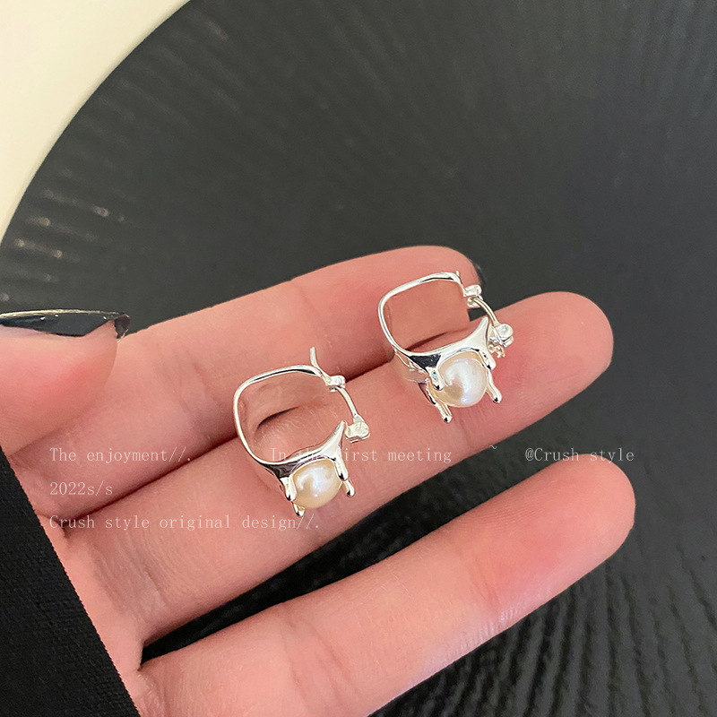 2023 Trendy Ear Studs Minimalistic Stud Earrings Korean Fashion Pearl Earrings Simple Circle Stud Earrings Versatile Women's Jewelry 2023 Trendy Ear Studs Small Pearl Earrings For Women Korean Style Temperament Earrings Fashionable Circle Stud