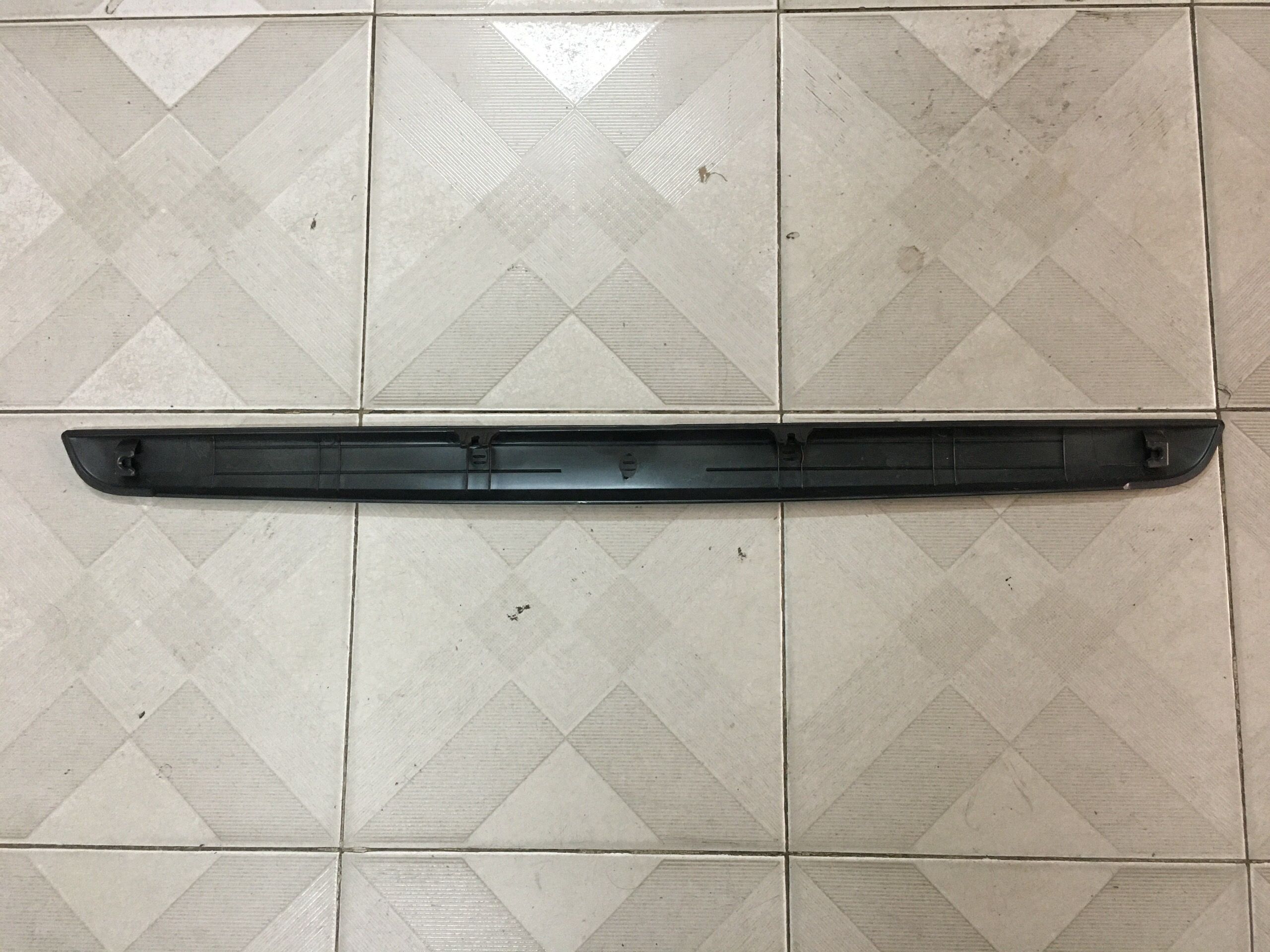 Ốp đèn soi biển số Kenbo van 5 chỗ 650kg