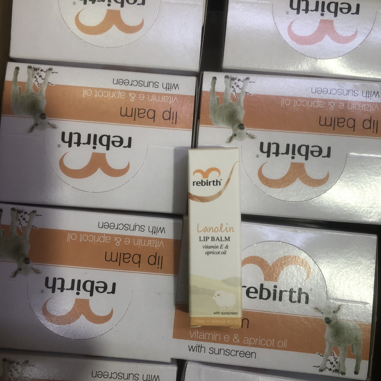 Son dưỡng môi nhau thai cừu Rebirth Úc