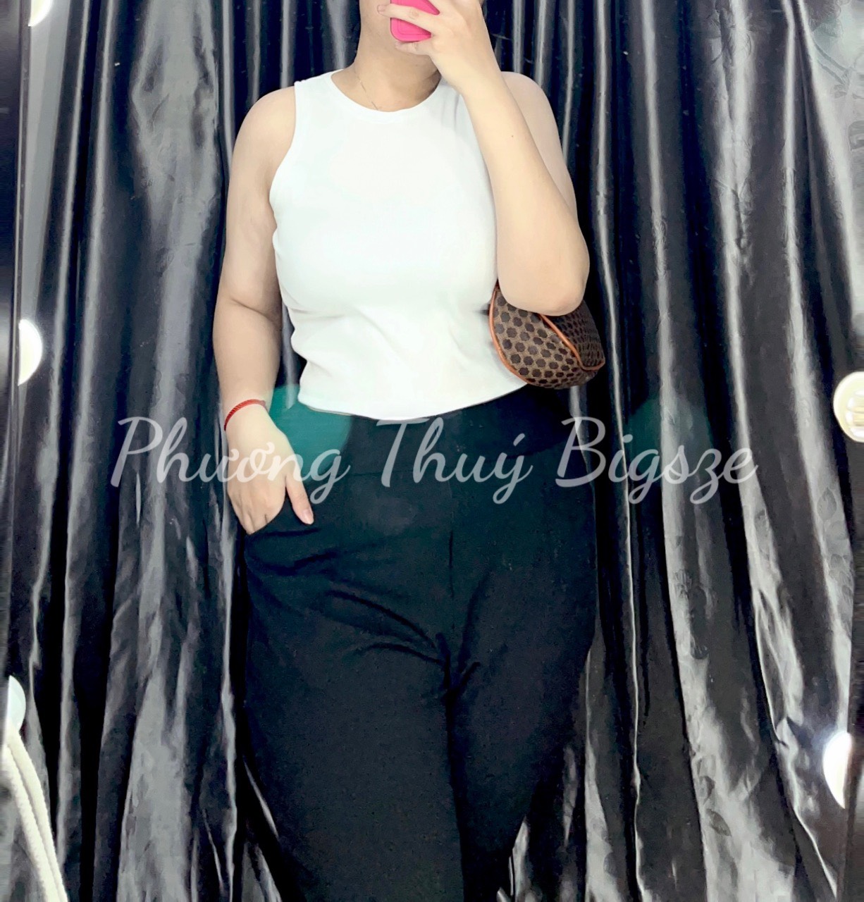 Áo croptop ba lỗ form body chất thun gân (Ảnh mẫu chụp tại shop).