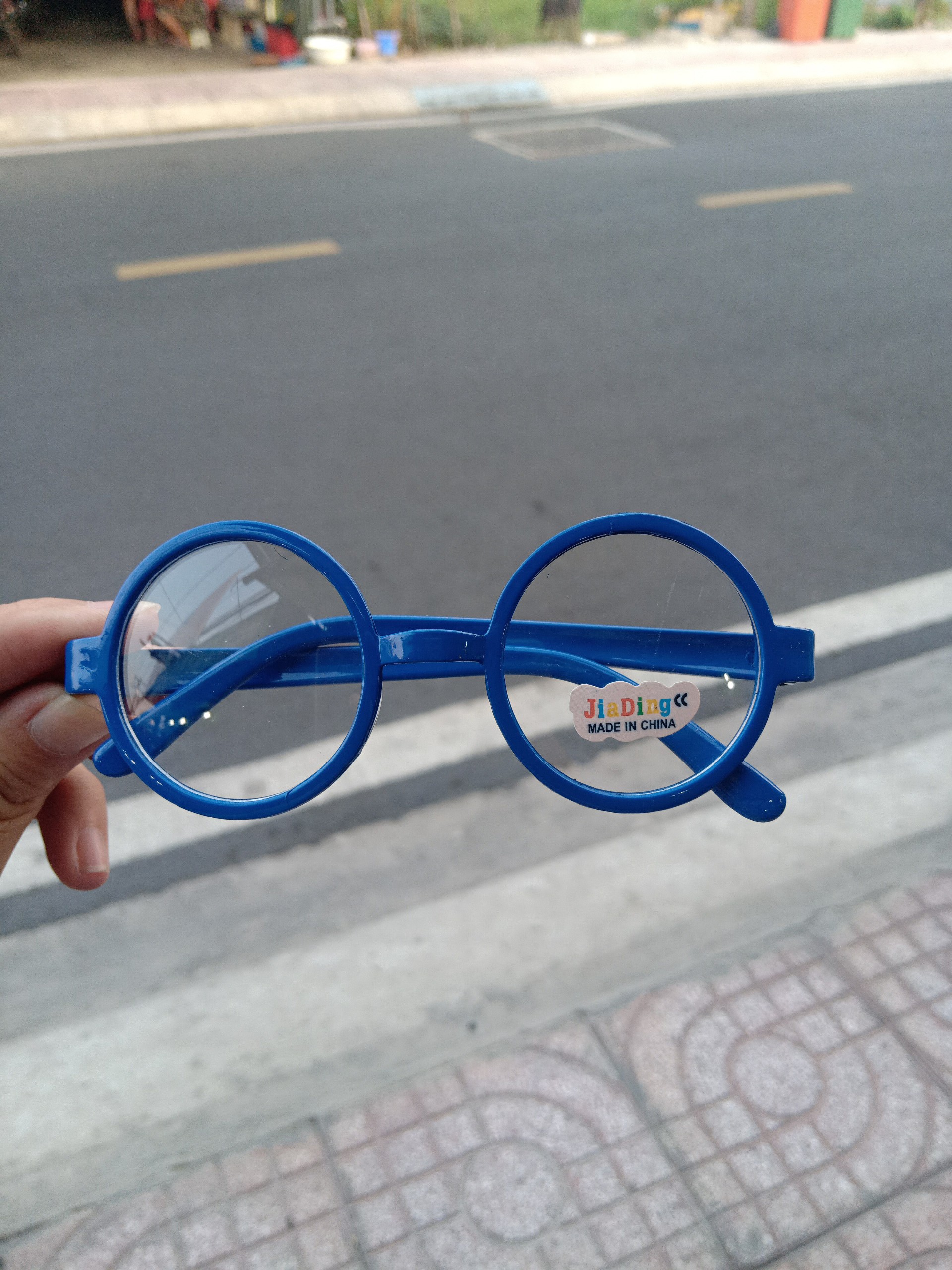 Kính chống bụi nobita cho bé