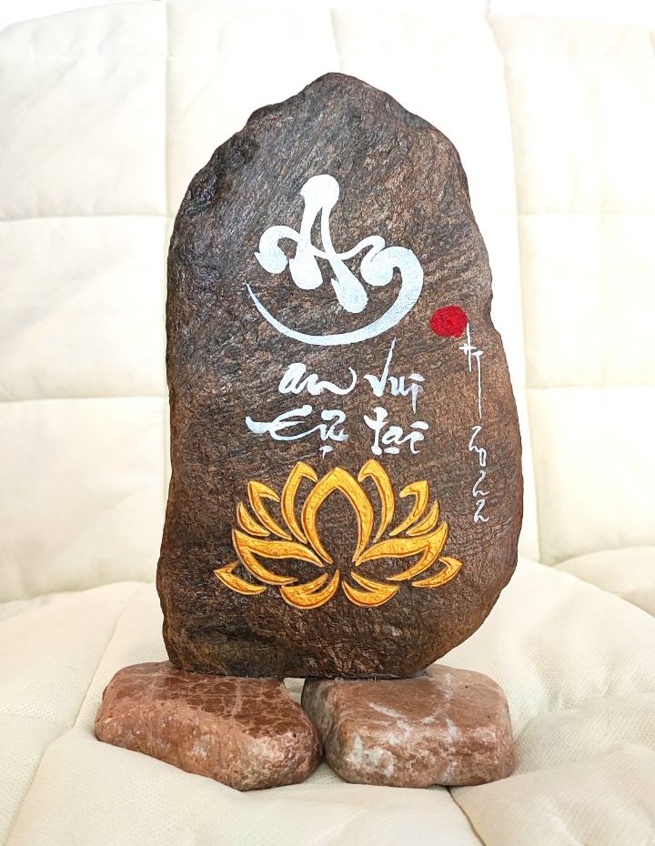 Thư pháp trên đá chữ An ( hoa sen khắc)