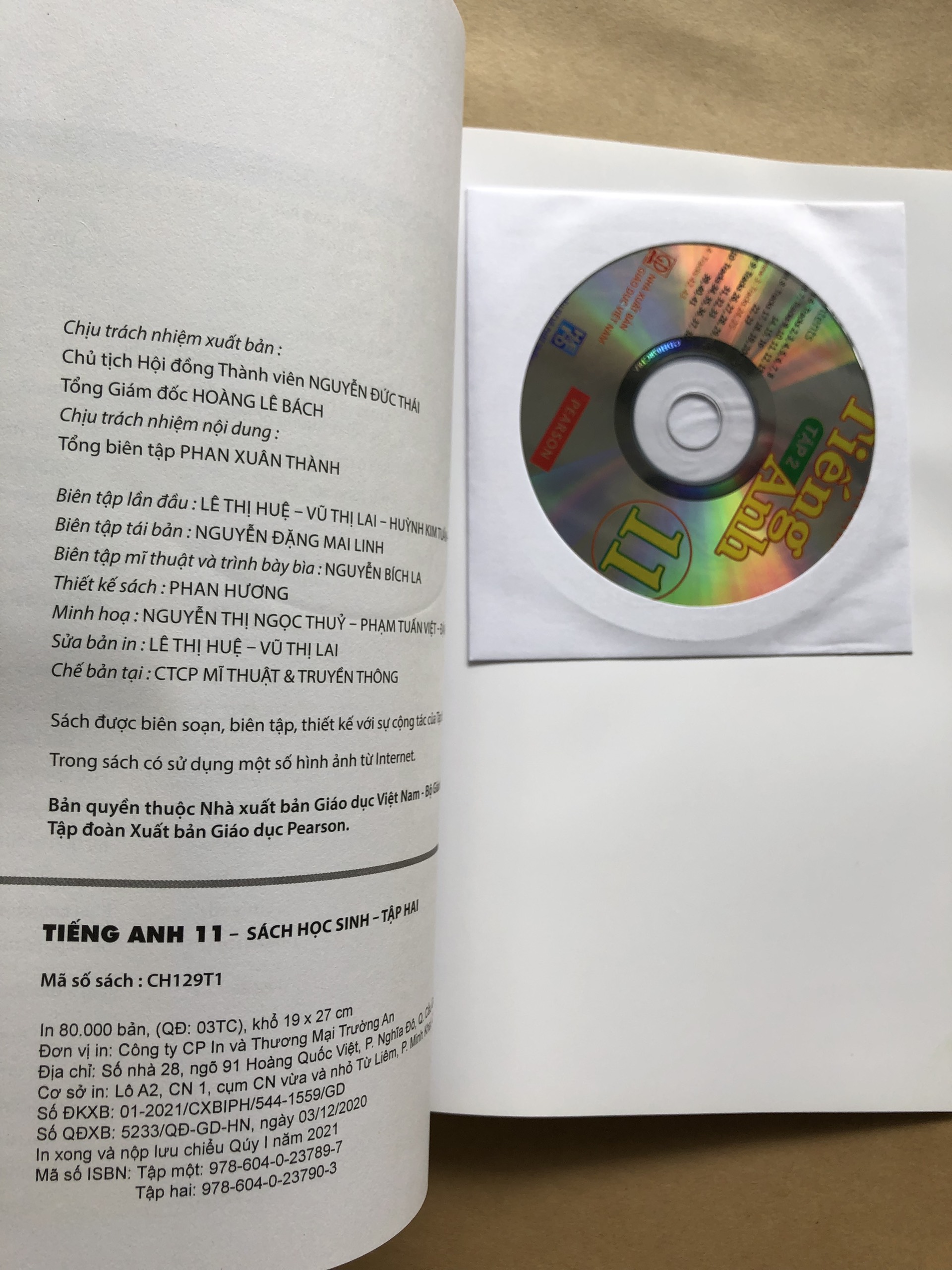 Sách Tiếng anh lớp 11 chương trình mới có CD