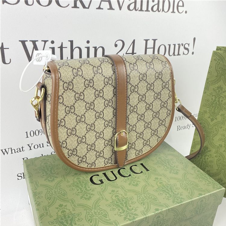 Gucci: Hãy cùng khám phá bộ sưu tập sang trọng và đẳng cấp của thương hiệu Gucci, với những chiếc túi xách và phụ kiện độc đáo, làm hài lòng cả những khách hàng khó tính nhất.