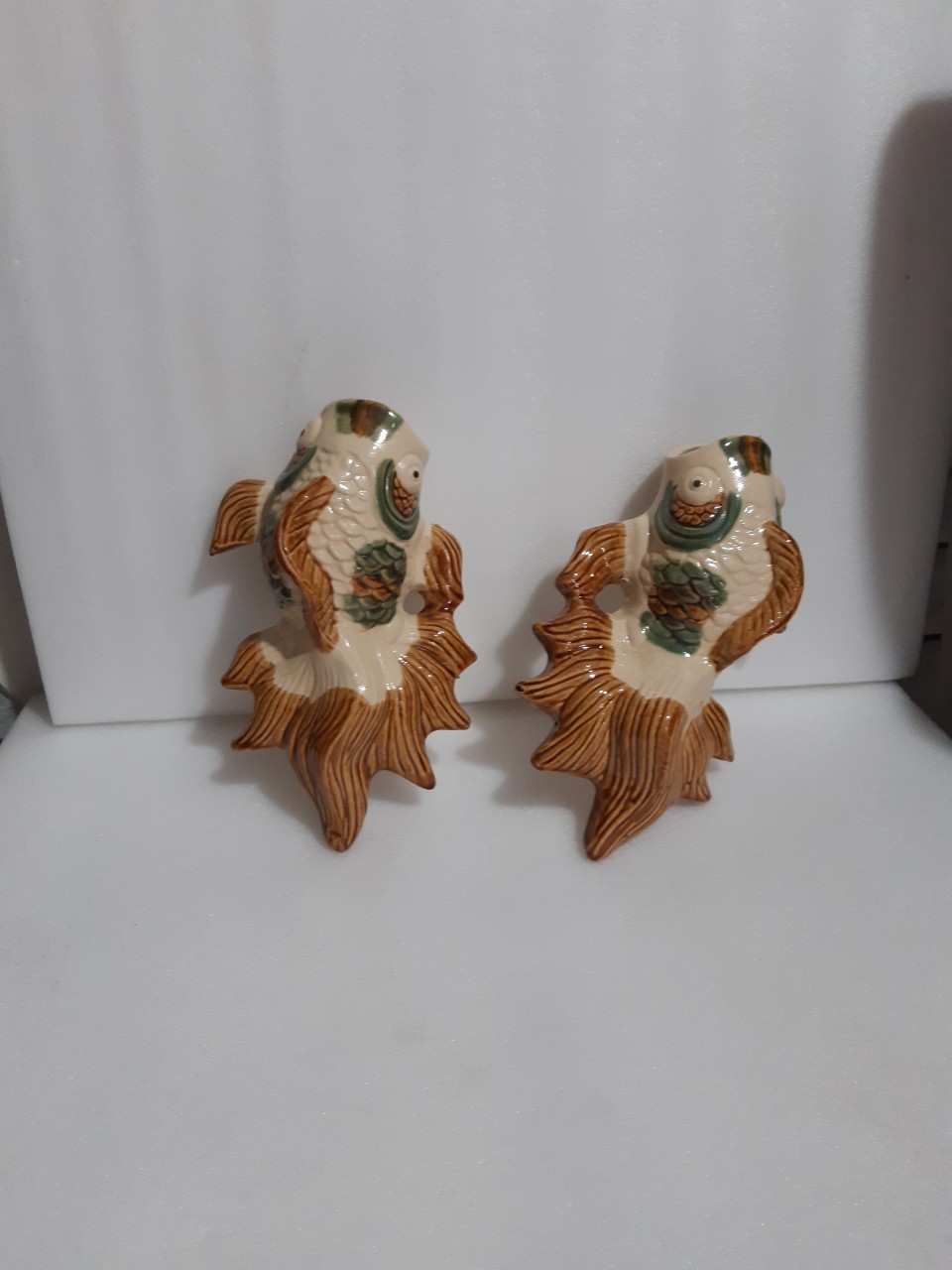 Chậu cá treo tường men nâu trắng 2 con