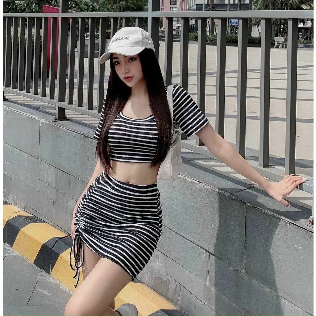 Set áo croptop tay ngắn kẻ sọc mix chân váy rút 1 bên thun gân nal
