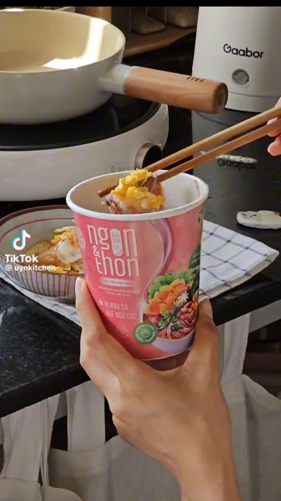Bún gạo lứt ly rau củ hạt ngũ cốc