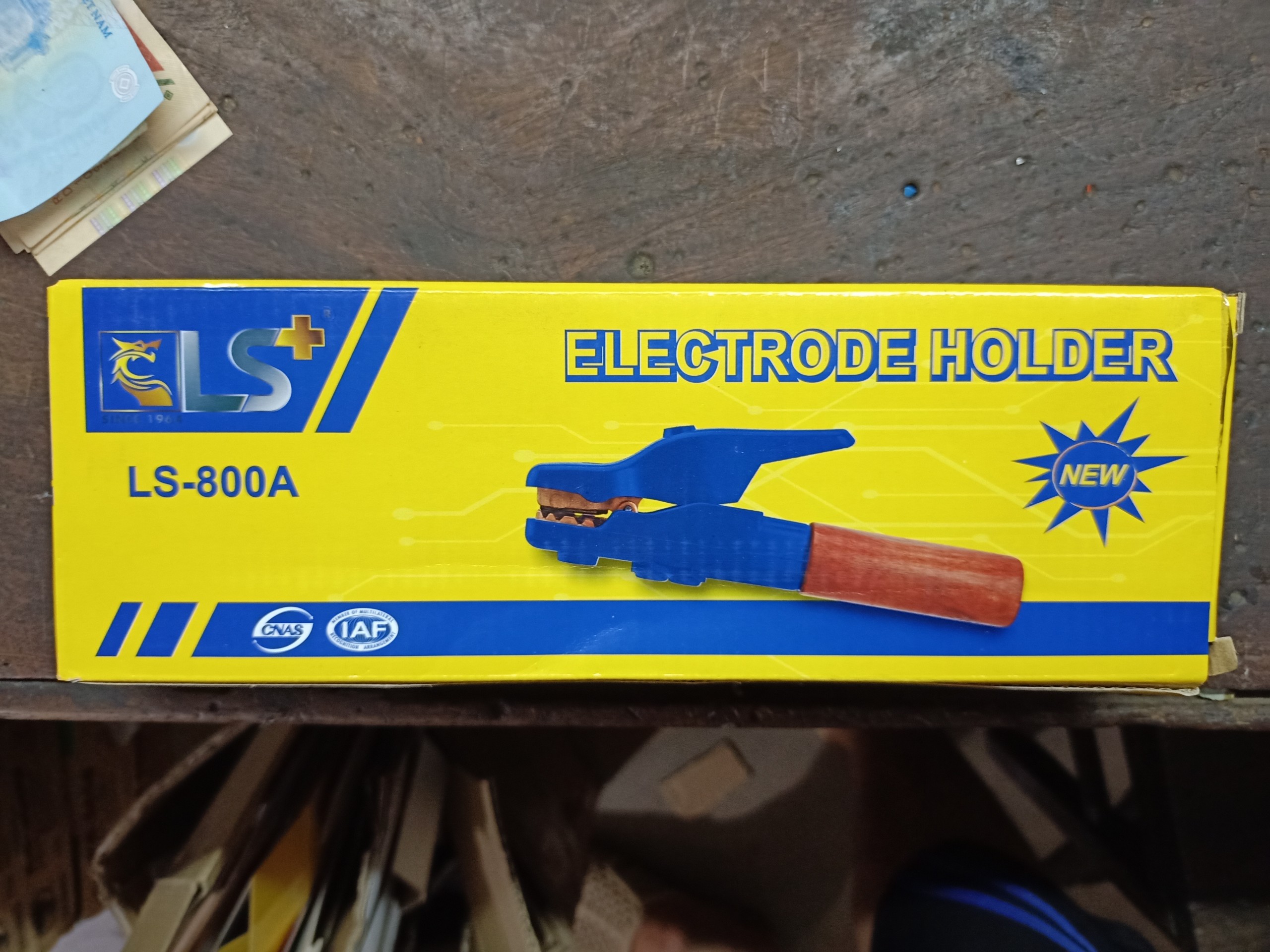 Kìm kẹp que hàn cán gỗ ls 800a