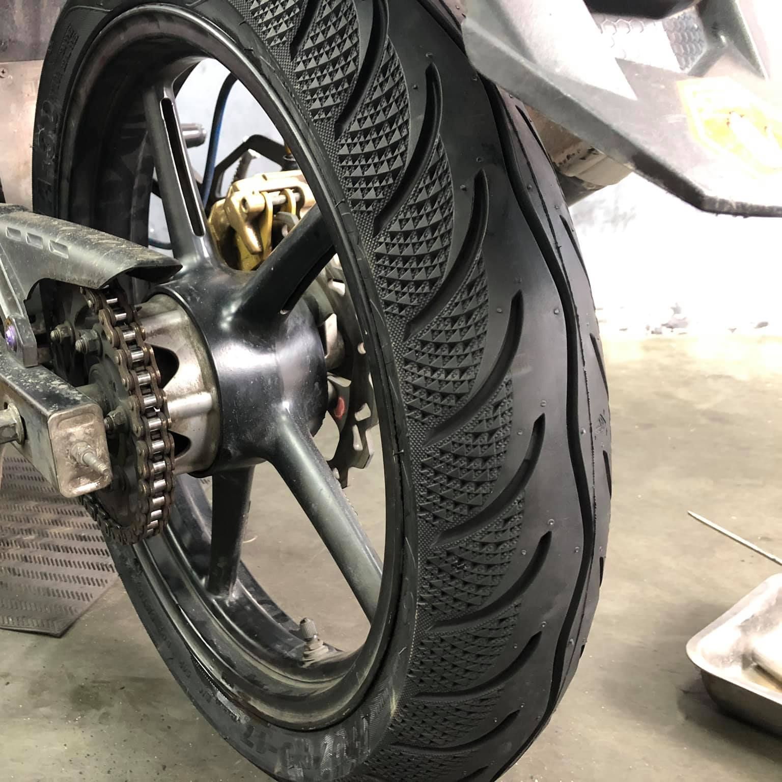 Vỏ Maxxis 110/70-17 với gai kim cương 3D không ruột (030041)