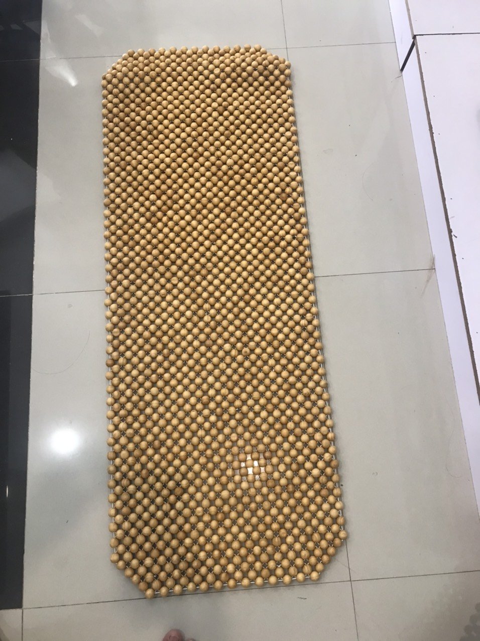 Lót ghế sau ô tô hạt gỗ