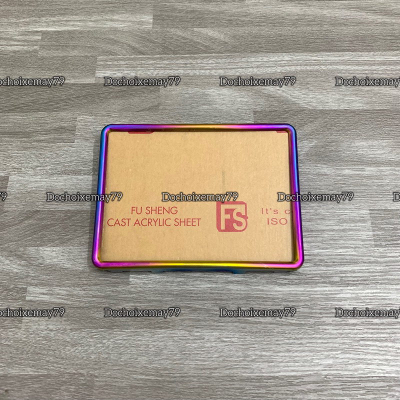 Khung biển số titan kèm mặt kính mica