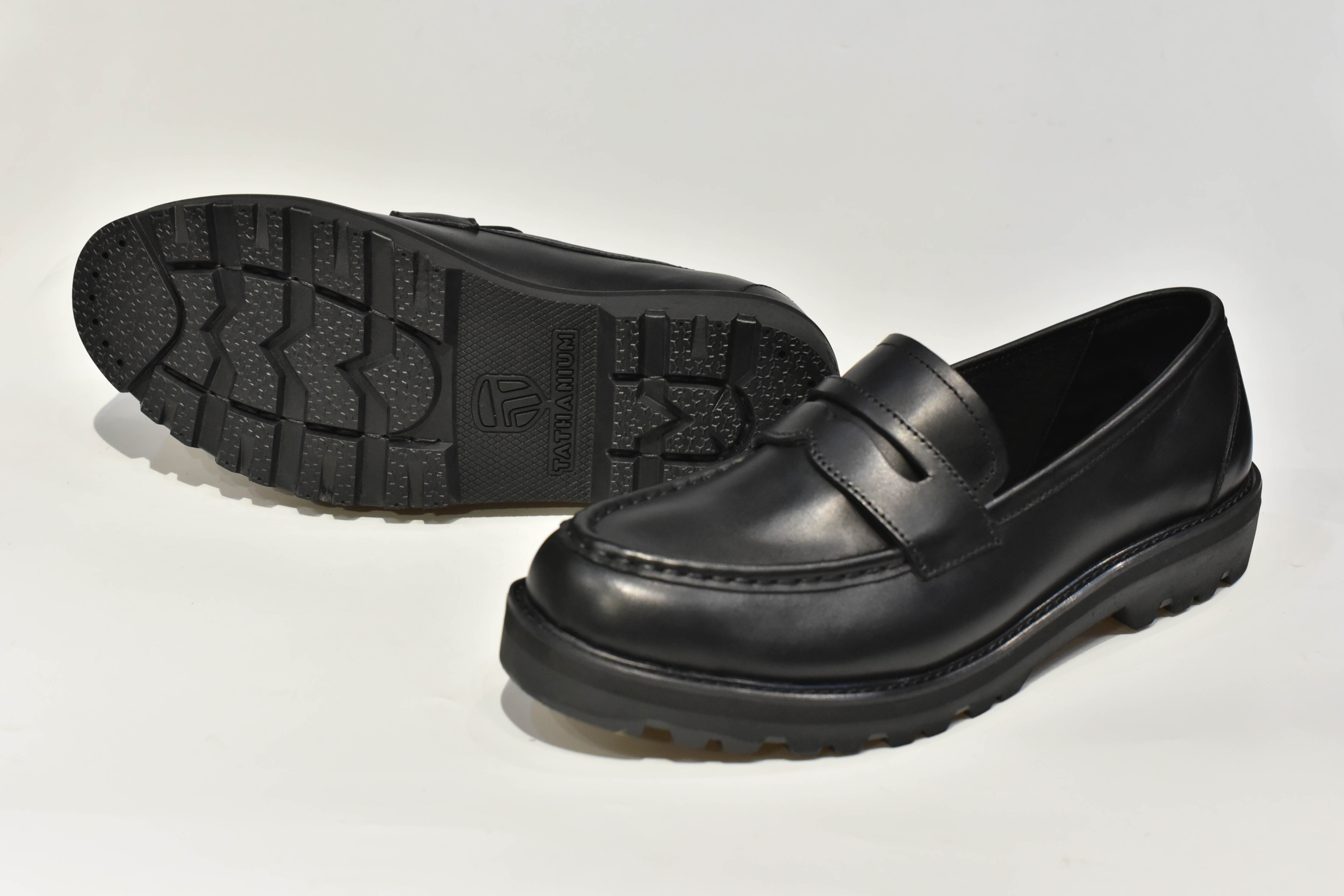 [TATHANIUM Footwear] Giày loafer da bò mộc màu đen