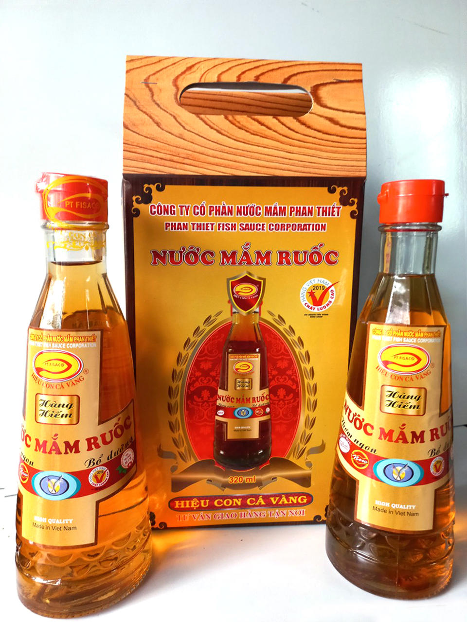 Xách 2 chai nước mắm ruốc hiệu con cá vàng pt fisaco