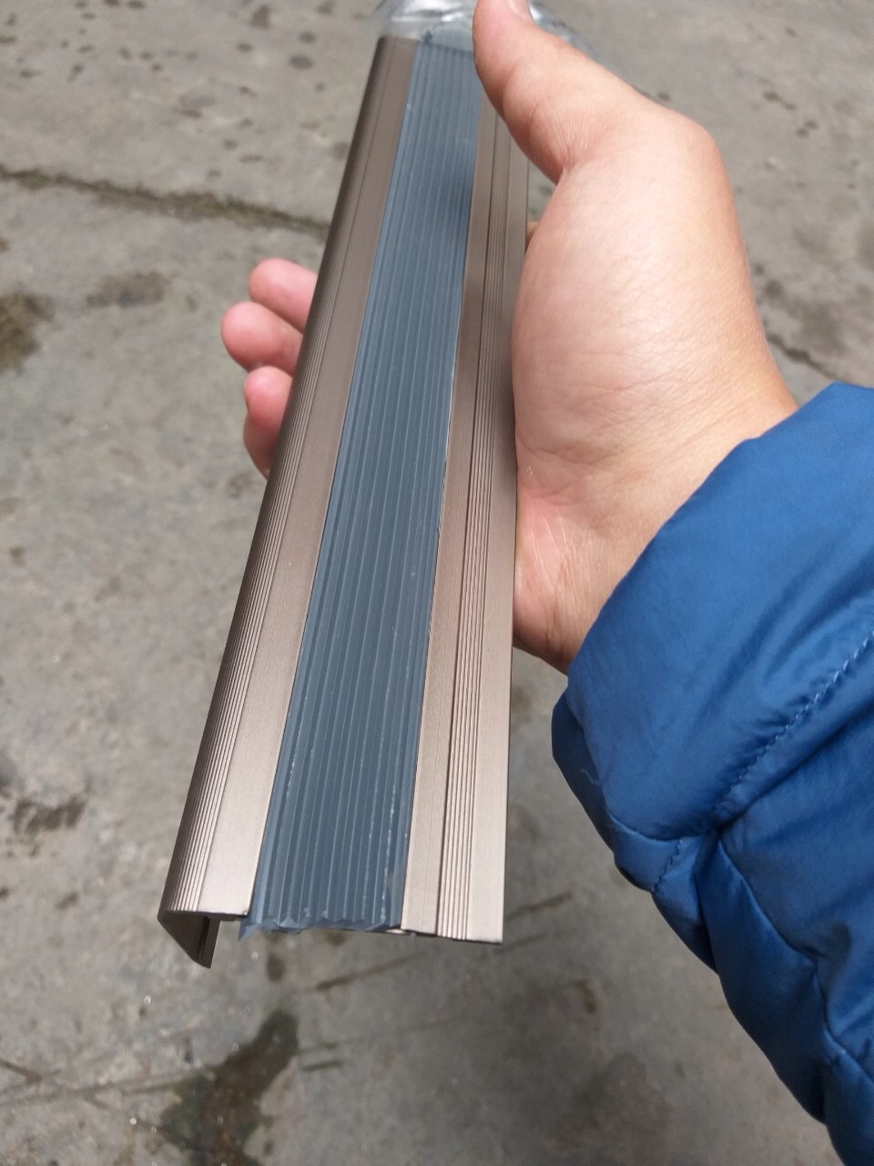 (1 cây 2,7m) NẸP CHỐNG TRƠN TRƯỢT BẬC THANG L12 |  3 MÀU: VÀNG - NHÔM - SÂM BANH | Hỗ trợ cắt theo kích thước yêu cầu