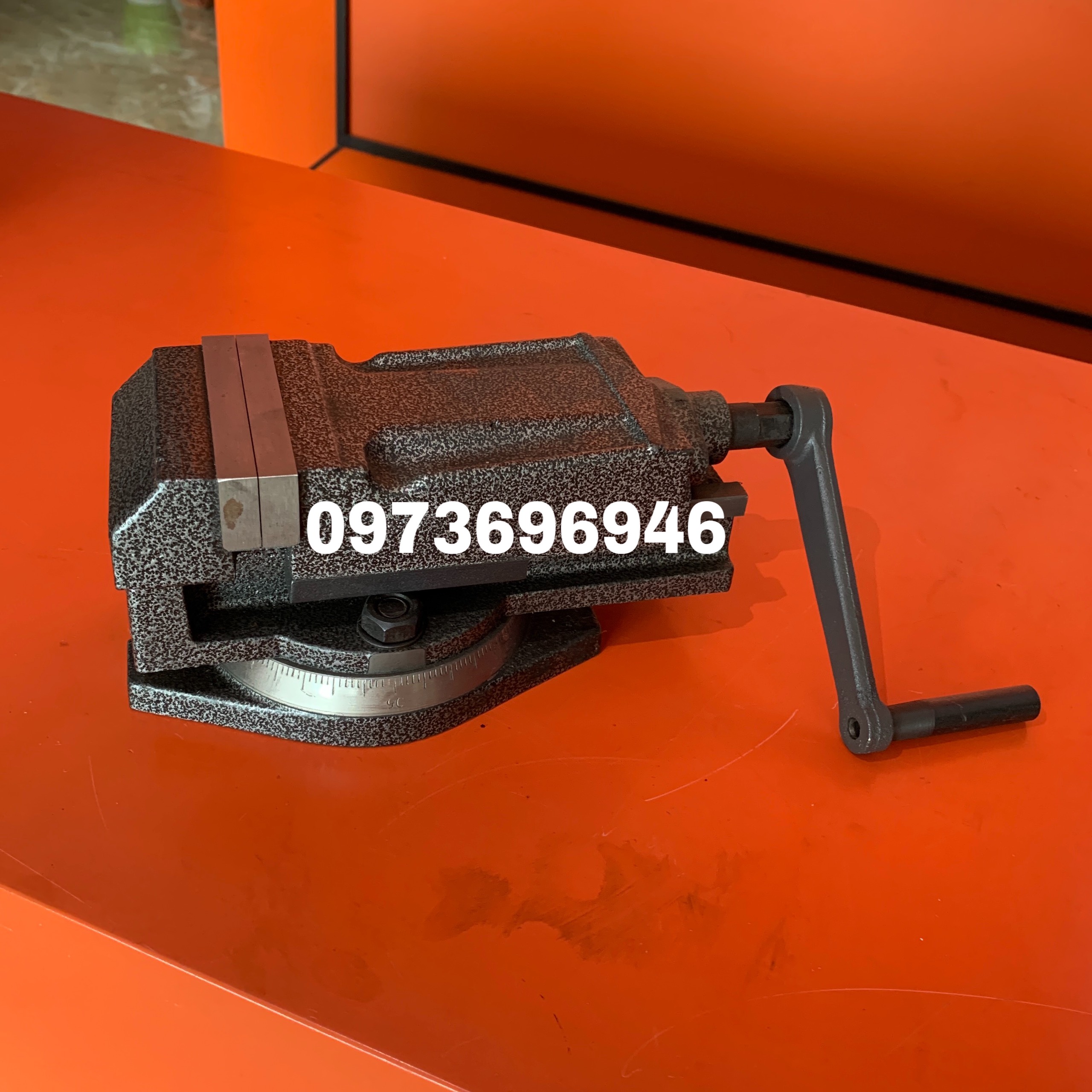 Ê TÔ BÀN PHAY MÂM XOAY QH80