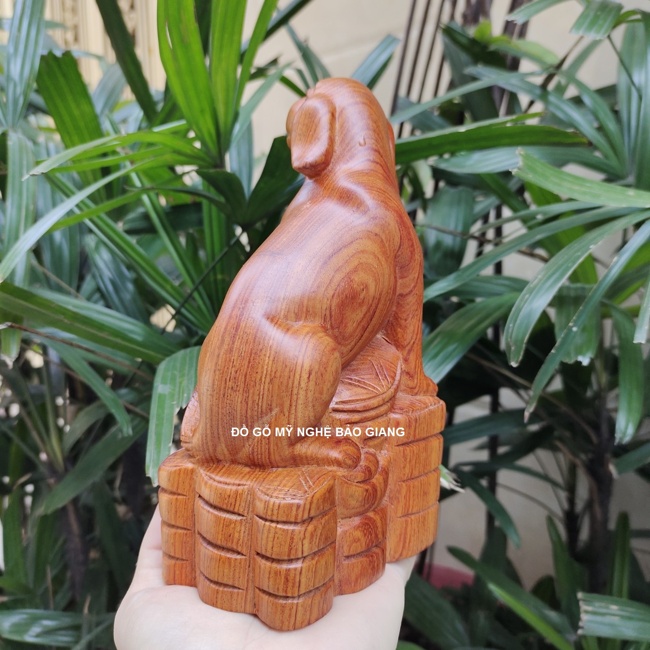 Tượng con chó gỗ hương cao 20 cm
