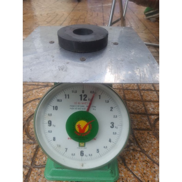 Nam châm tròn có lỗ và khối vuông đen (từ nhỏ đến lớn)