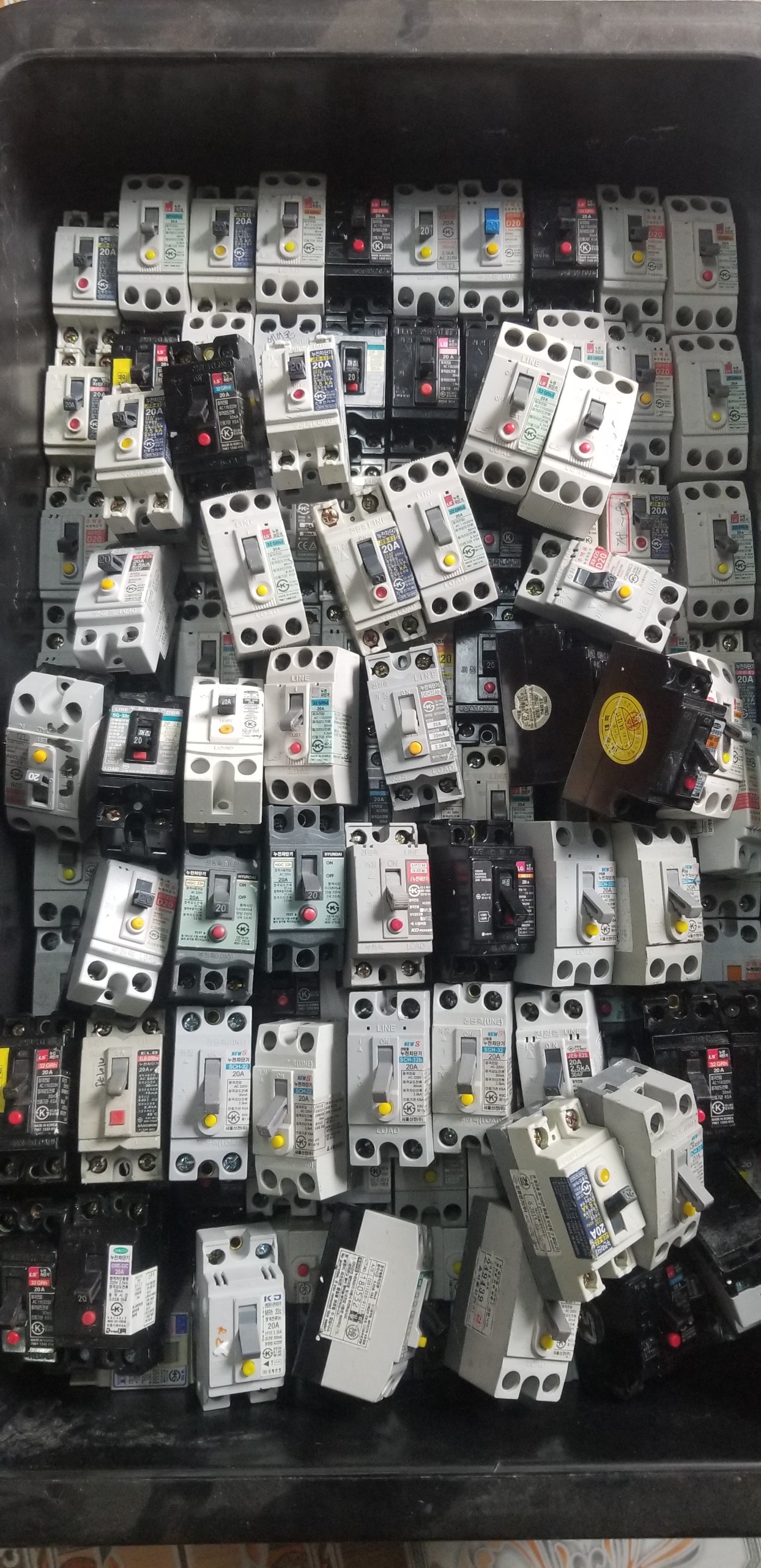 Aptomat CB chống giật 15, 20, 30A hàng bãi