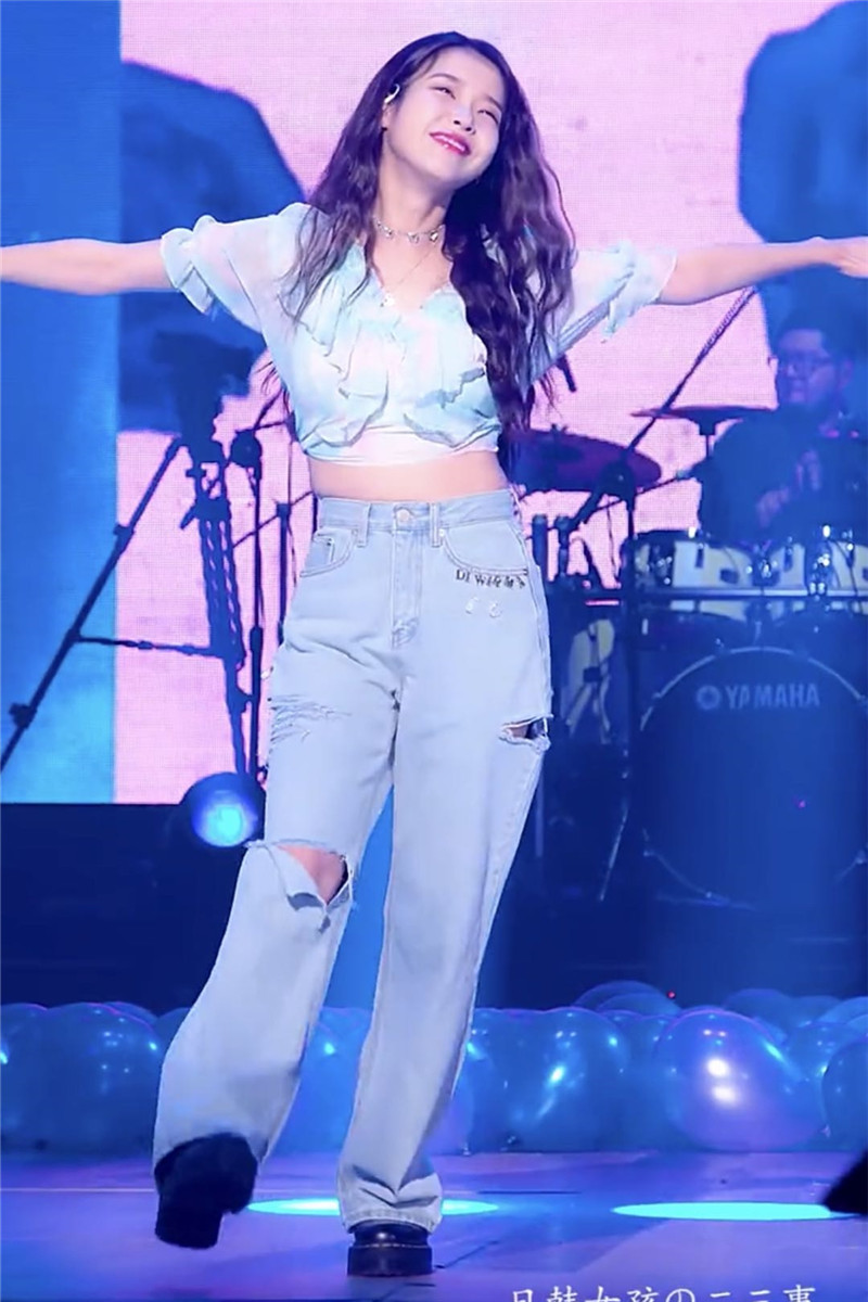Quần Jeans rách cạp cao xanh nhạt IU
