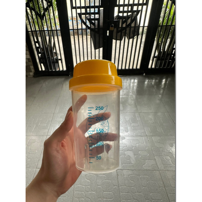 Bình lắc sữa non Alpha Lipid có chia vạch