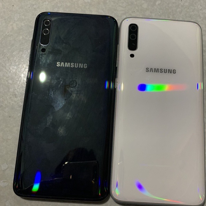 Bộ vỏ samsung A70 ( sườn,benzen,nút bấn,kính cam)
