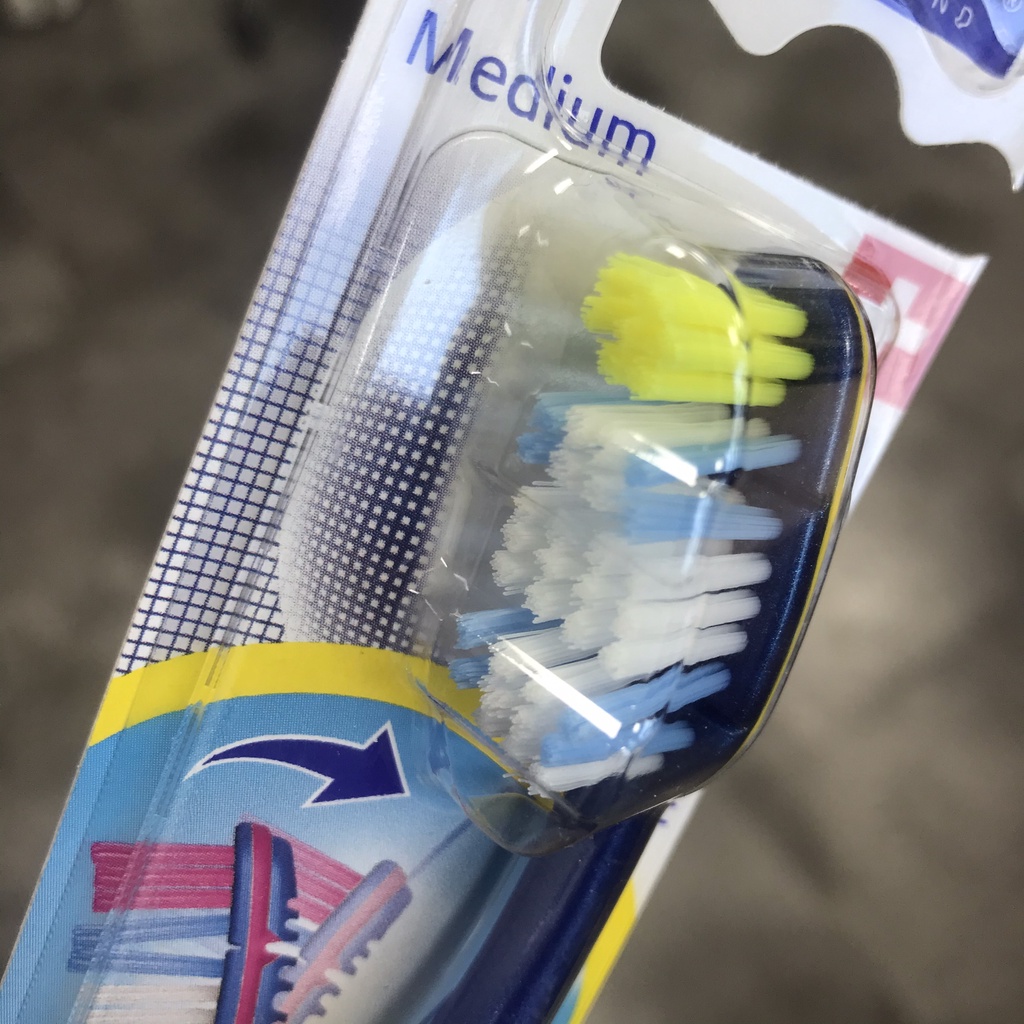 Bàn chải chà răng TRISA - bàn chảy đánh răng Flexible Head Medium Thụy Sĩ  - Pegastore