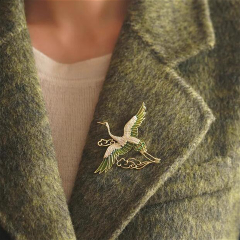 Chinese Style Elegant Rhinestone Green Enamel Wings Crane Clouds Brooches For Women Girls Flying Birds Lapel Pins Party Jewelry. 
