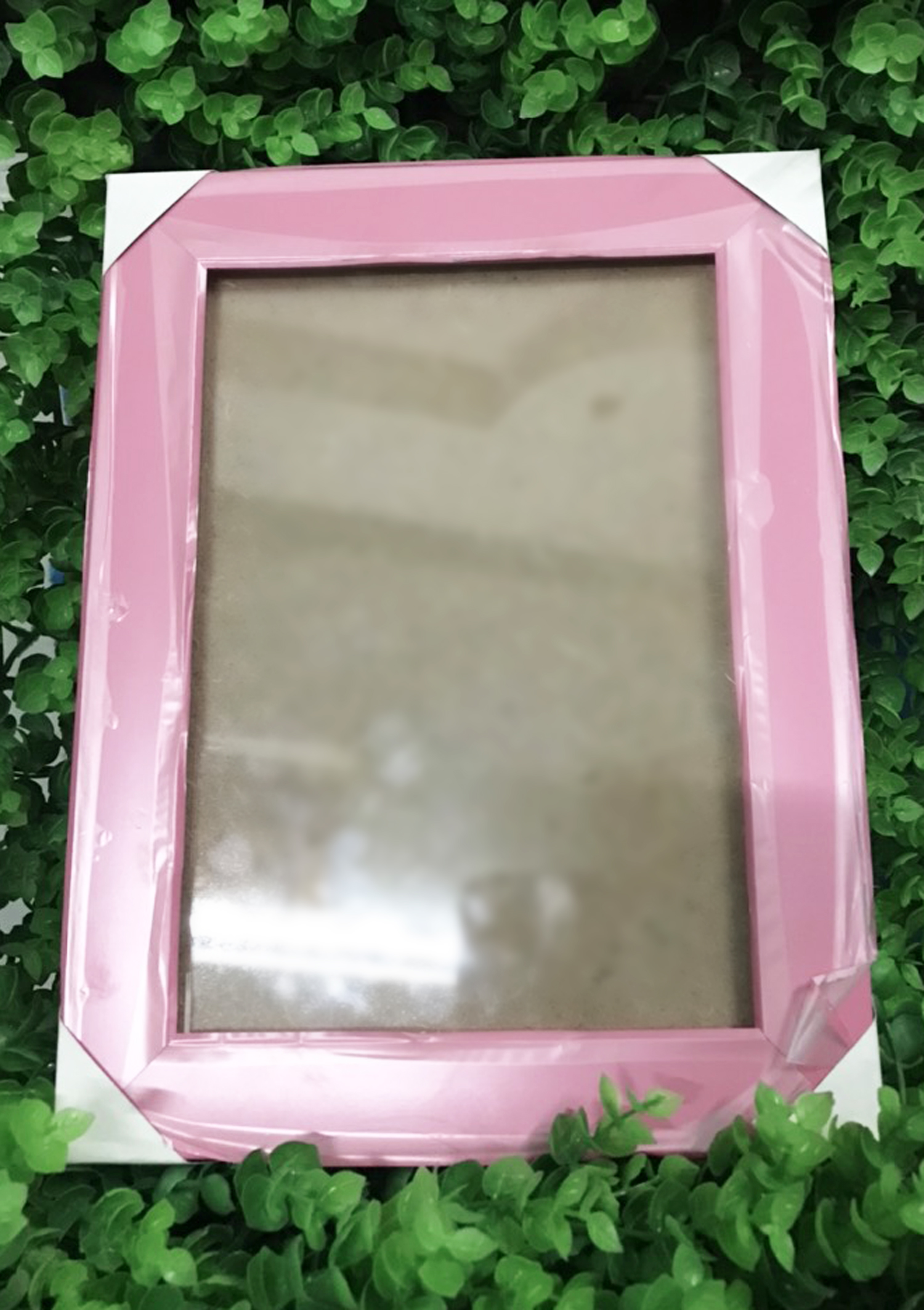 Khung hình có kiếng ,móc treo 2 đầu để hình co kt 15x21,chân chóng phía sau để bành