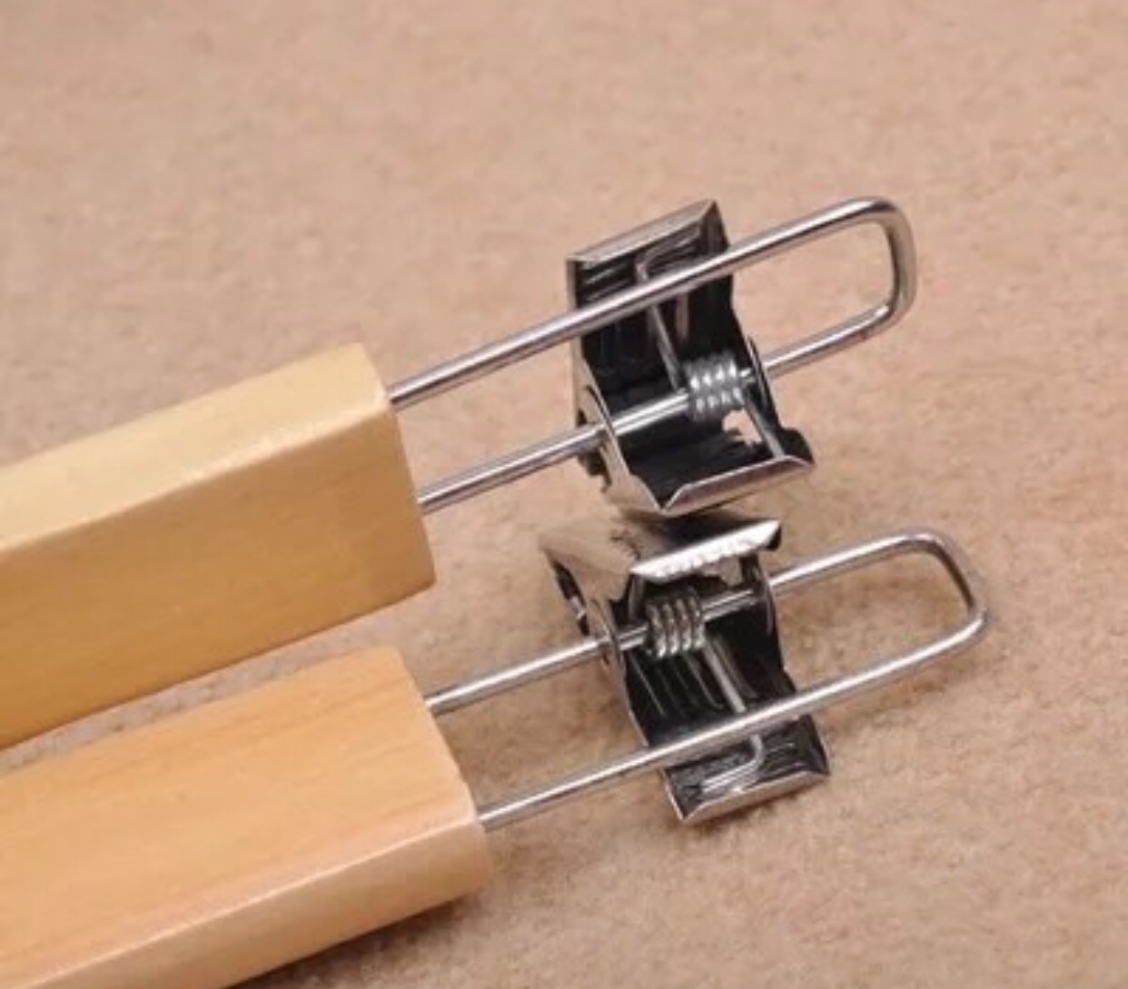 Móc kẹp quần trẻ em gỗ vàng 25cm ( bộ 10 móc )