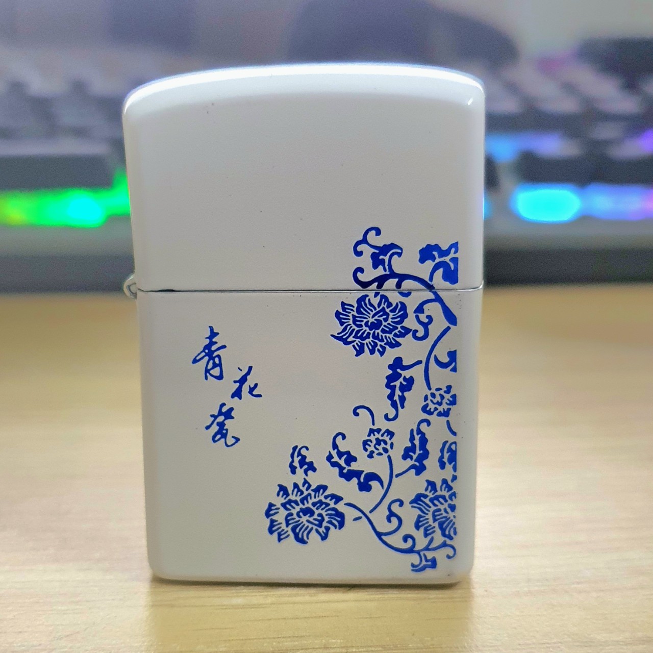 Bật Lửa Zippo Trắng Hoa Văn Xanh Đời La Mã ( Tặng Kèm Đá Bấc )