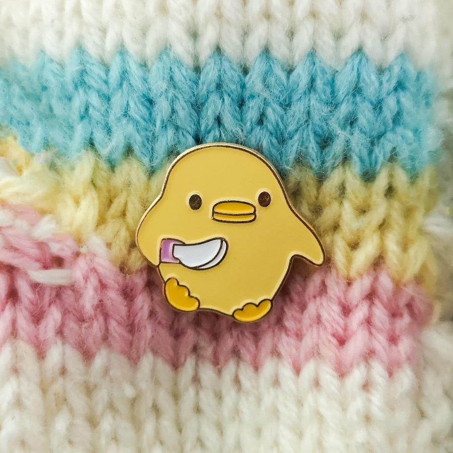 A cute chick-shaped brooch to decorate your baby's bag