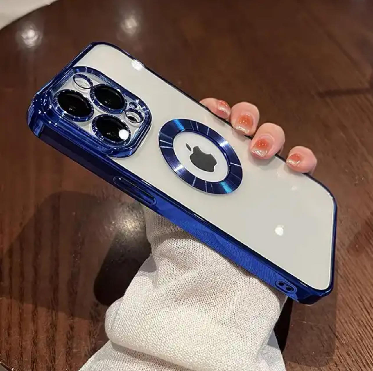 Transparent%20Soft%20TPU%20Case%20with%20Plated%20Border%20&%20Logo%20Cutout%20%E2%80%93%20Everyday%20Use%20(For%20iPhone%2014%20Series)%20-%20Image%207