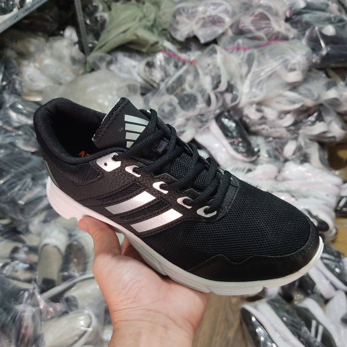 [HCM]Giày sneaker nam nữ đen sọc bạc SP104
