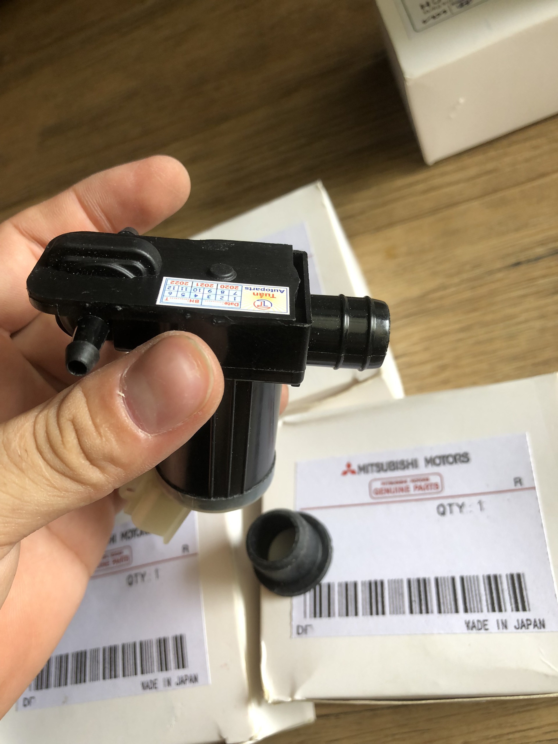 MÔ TƠ BƠM XỊT NƯỚC RỬA KÍNH MITSUBISHI XPANDER