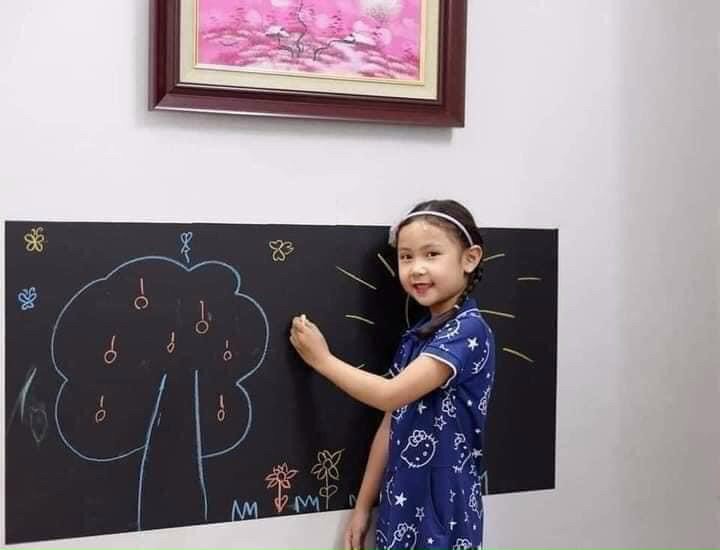 Bảng đen viết dán tường cho bé học