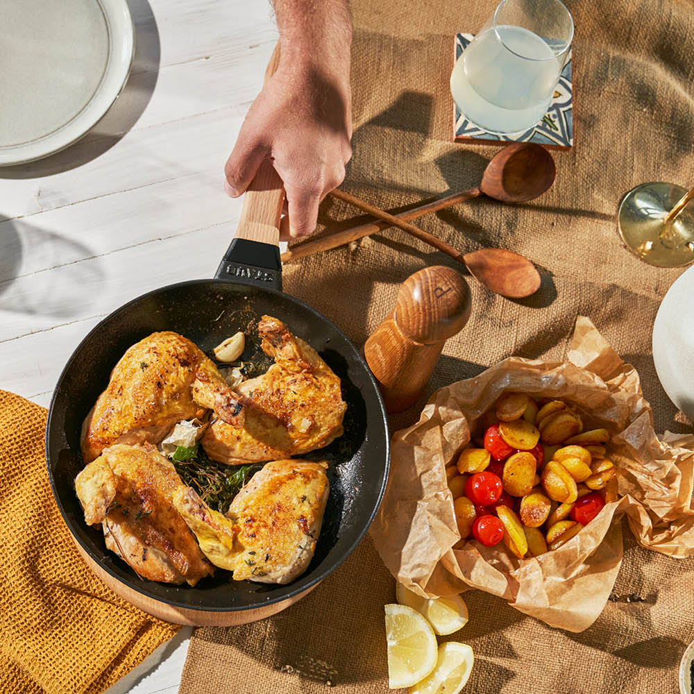 CHẢO GANG STAUB CÁN GỖ 24CM