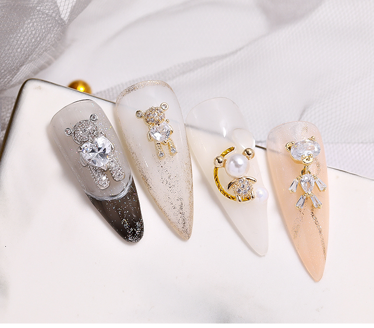 Charm Gấu Đá Ôm Tim Đá Trắng Cao Cấp Đính Móng