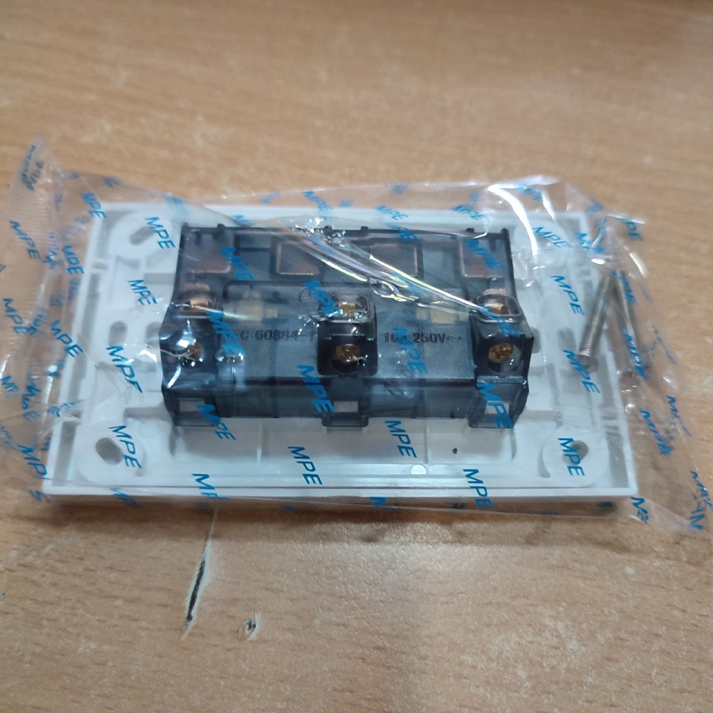 Ổ cắm đôi 3 chấu đa năng MPE model A20UESM2N