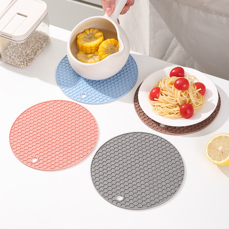 17/13cm%20Round%20Silicone%20Table%20Mat%20Extra%20Thick%20Placemat%20Open%20Cans%20Honeycomb%20Hot%20Pad%20Coffee%20Cup%20Coaster%20Creative%20Kitchen%20Pot%20Holder%20-%20Image%203